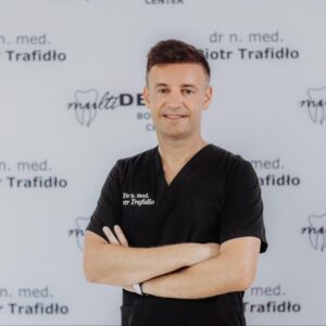 Dr n. med. Piotr Trafidło z kliniki MultiDent Centrum Precyzyjnej Stomatologii i Bonding Center – nowoczesny dentysta, implantolog i ekspert od estetyki uśmiechu w Polsce